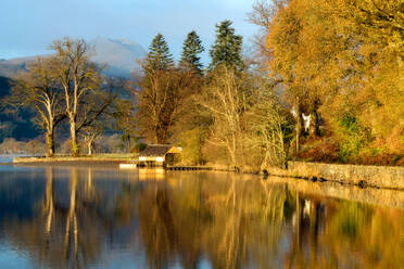 Bootshaus Loch Ard im Herbst, Trossachs National Park, Region Stirling, Schottland, Vereinigtes Königreich, Europa - RHPLF02917