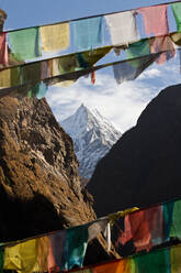 Berg- und Gebetsfahnen von Südtibet, Himalaya, China, Asien - RHPLF02924
