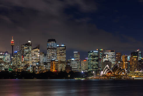 Panoramablick auf die Stadt Sydney in der Abenddämmerung mit dem Opernhaus, Sydney, New South Wales, Australien, Pazifik - RHPLF02941