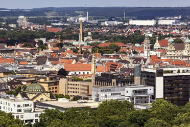 Luftaufnahme des Augsburger Stadtbilds an einem sonnigen Tag, Deutschland - FCF01800