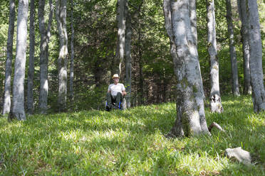 Mann im Rollstuhl im Wald - DRF01747