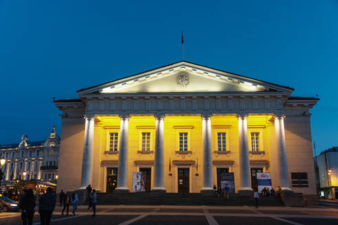 Beleuchtetes neoklassizistisches Rathaus, Altstadt, UNESCO-Weltkulturerbe, Vilnius, Litauen, Europa - RHPLF02944
