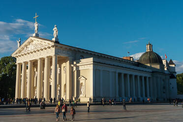 Fassade und Seite der katholischen Kathedrale im Stil des französischen Klassizismus, visuelle Nachbildung eines griechischen Tempels, Vilnius, Litauen, Europa - RHPLF02945