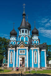 Familie verlässt die russisch-orthodoxe Kirche in Drushkinkai, einem Kurort, Südlitauen, Europa - RHPLF02947