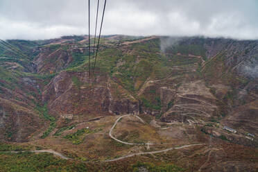Luftaufnahme von einer der längsten (6 km) Seilbahnen der Welt, Tatev, Armenien, Zentralasien, Asien - RHPLF02954