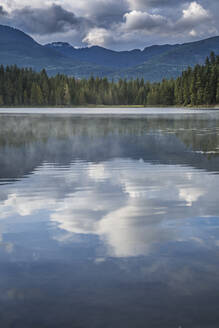 Nebel am Lost Lake, Ski Hill und umliegender Wald, Whistler, British Columbia, Kanada, Nordamerika - RHPLF02962