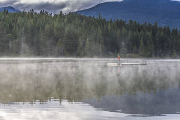Nebel am Lost Lake, Ski Hill und umliegender Wald, Whistler, British Columbia, Kanada, Nordamerika - RHPLF02964