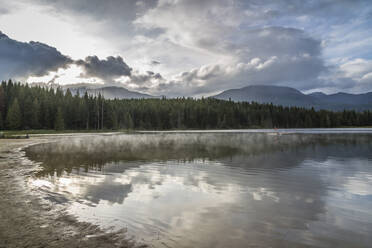 Nebel am Lost Lake, Ski Hill und umliegender Wald, Whistler, British Columbia, Kanada, Nordamerika - RHPLF02965