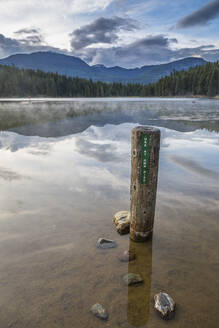 Nebel am Lost Lake, Ski Hill und umliegender Wald, Whistler, British Columbia, Kanada, Nordamerika - RHPLF02966