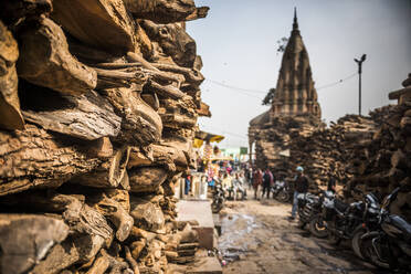 Holz für die Einäscherung an den Verbrennungsghats, Varanasi, Uttar Pradesh, Indien, Asien - RHPLF02970