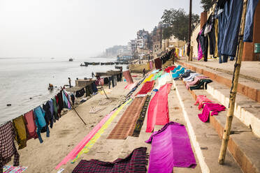 Wäschetrocknung auf Ghats neben dem Ganges, Varanasi, Uttar Pradesh, Indien, Asien - RHPLF02971