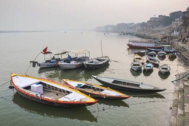 Boats in the mist at dawn on the River Ganges, Varanasi, Uttar Pradesh, India, Asia - RHPLF02977