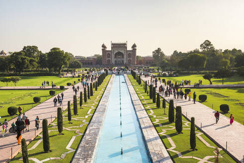 Großes Tor (Darwaza-i rauza), der Haupteingang zum Taj Mahal, UNESCO-Weltkulturerbe, Agra, Uttar Pradesh, Indien, Asien - RHPLF02984