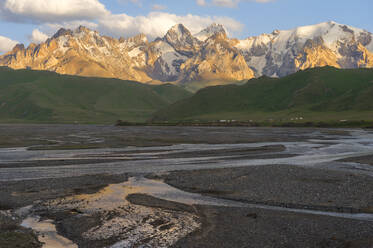 Fluss aus dem Kel-Suu-Gebirge bei Sonnenuntergang, Kurumduk-Tal, Provinz Naryn, Kirgisistan, Zentralasien, Asien - RHPLF02991