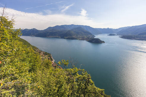 Erhöhte Ansicht von Bellagio am Ufer des Comer Sees, Italienische Seen, Lombardei, Italien, Europa - RHPLF03024