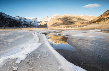 Gefrorener See Montespluga in der Morgendämmerung, Chiavenna-Tal, Provinz Sondrio, Valtellina, Lombardei, Italien, Europa - RHPLF03036