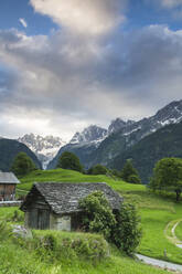 Das Alpendorf Soglio in der Morgendämmerung, Bergell, Region Maloja, Kanton Graubünden (Graubünden), Schweiz, Europa - RHPLF03039