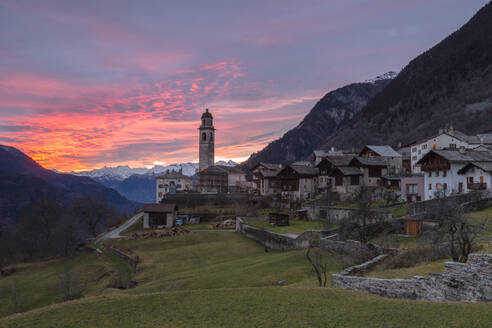 Sonnenuntergang über dem Bergdorf Soglio, Bergell, Region Maloja, Kanton Graubünden (Graisons), Schweiz, Europa - RHPLF03043