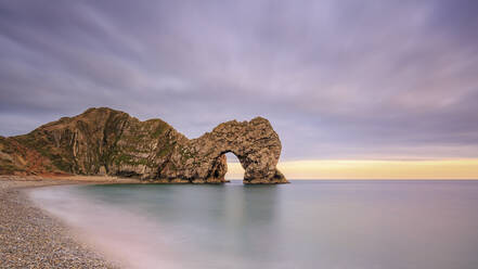 Abenddämmerung an der Durdle Door an der Jurassic Coast, UNESCO-Weltkulturerbe, Dorset, England, Vereinigtes Königreich, Europa - RHPLF03072