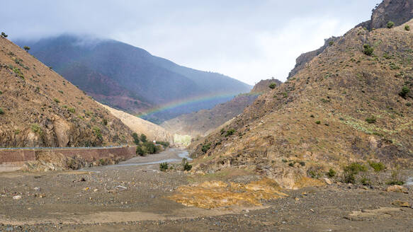 Regenbogen in einer Schlucht, Tizi N'Tichka-Pass im Atlasgebirge, Provinz Al Haouz, Region Marrakesch-Safi, Marokko, Nordafrika, Afrika - RHPLF03081