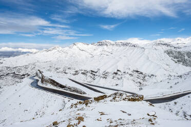 Kurvenreiche Straße über den Tizi N'Tichka-Pass im Atlasgebirge bei Winterschnee, Marrakesch-Safi, Provinz Al Haouz, Marokko, Nordafrika, Afrika - RHPLF03084