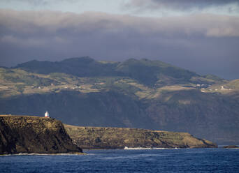 Küste der Insel Santa Maria vom Meer aus gesehen, Azoren, Portugal, Atlantik, Europa - RHPLF03116