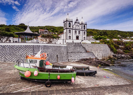 Kirche von Sao Sebastiao und Hafen in Calheta de Nesquim, Insel Pico, Azoren, Portugal, Atlantik, Europa - RHPLF03119