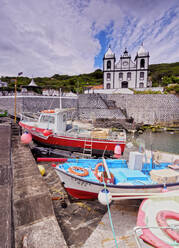 Kirche von Sao Sebastiao und Hafen in Calheta de Nesquim, Insel Pico, Azoren, Portugal, Atlantik, Europa - RHPLF03120