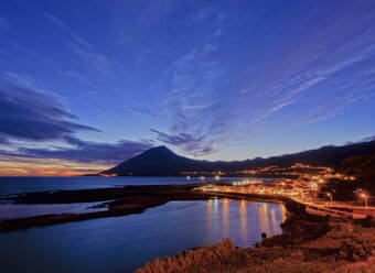 Lajes do Pico und Berg Pico in der Abenddämmerung, Insel Pico, Azoren, Portugal, Atlantik, Europa - RHPLF03121