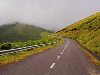 Straße auf der Insel Flores, Azoren, Portugal, Atlantik, Europa - RHPLF03158