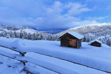 Alte schneebedeckte Hütten in der Dämmerung, Erbe-Pass, Grödner Tal, Sudtirol (Südtirol), Dolomiten, Italien, Europa - RHPLF03165