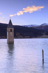 Sonnenuntergang vom berühmten Glockenturm von Curon Venosta, Reschenpass, Südtirol, Italien, Europa - RHPLF03169