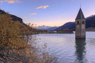 Sonnenuntergang vom berühmten Glockenturm von Curon Venosta, Reschenpass, Südtirol, Italien, Europa - RHPLF03171