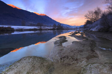 Die Farben des Sonnenuntergangs spiegeln sich im Fluss Adda, Valtellina, Lombardei, Italien, Europa - RHPLF03172