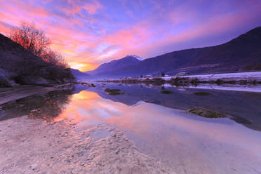 Die Farben des Sonnenuntergangs spiegeln sich im Fluss Adda, Valtellina, Lombardei, Italien, Europa - RHPLF03174