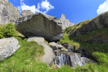 Balancierender Felsen und Wildbach im Torrone-Tal, Valmasino, Valtellina, Lombardei, Italien, Europa - RHPLF03182