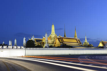 Blick auf den Grand Palace in der Abenddämmerung mit Lichtspuren, Bangkok, Thailand, Südostasien, Asien - RHPLF03185