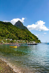 Petit Piton vom Strand von Soufriere, St. Lucia, Windward Islands, Westindische Inseln, Karibik, Mittelamerika - RHPLF03219