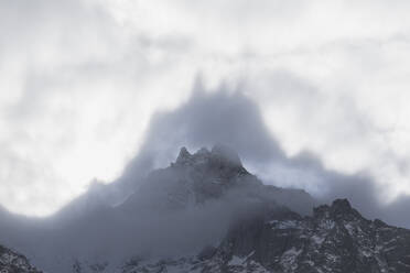 Formen über den Gipfeln im Nebel, Cime Del Largo, Bergell, Kanton Graubünden (Graisons), Schweiz, Europa - RHPLF03234