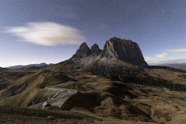 Sternenhimmel über felsigen Gipfeln des Langkofels, Sellajoch, Dolomiten, Südtirol, Provinz Bozen, Italien, Europa - RHPLF03237