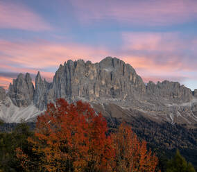 Sonnenaufgang am Rosengarten und Torri Del Vajolet im Herbst, Tires Valley, Dolomiten, Südtirol, Provinz Bozen, Italien, Europa - RHPLF03239