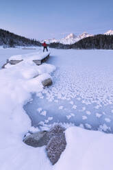 Mann am Ufer eines zugefrorenen Sees, Lej da Staz, St. Moritz, Engadin, Kanton Graubünden (Graisons), Schweiz, Europa - RHPLF03241