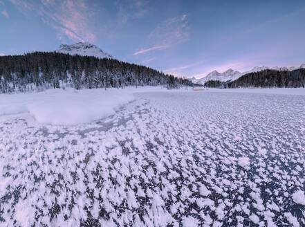 Panoramablick auf Eiskristalle bei Lej da Staz, St. Moritz, Engadin, Kanton Graubünden, Schweiz, Europa - RHPLF03247