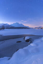 Sterne über dem Piz Da La Margna und dem vereisten Silsersee, Maloja, Engadin, Kanton Graubünden, Schweiz, Europa - RHPLF03249