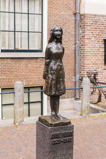 Statue der Anne Frank vor der Westerkerk, Amsterdam, Niederlande, Europa - RHPLF03263