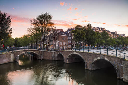 Eine Brücke über den Keizersgracht-Kanal, Amsterdam, Niederlande, Europa - RHPLF03276