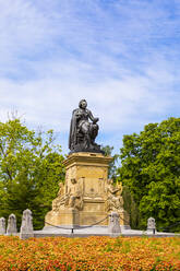 Statue von Joost Van Den Vondel im Vondelpark, Amsterdam, Niederlande, Europa - RHPLF03277