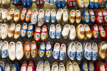 Clogs for sale in Bloemenmarkt, Amsterdam, Niederlande, Europa - RHPLF03279