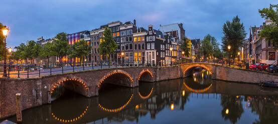 Eine Brücke über den Keizersgracht-Kanal, Amsterdam, Niederlande, Europa - RHPLF03284