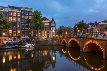 Eine Brücke über den Keizersgracht-Kanal, Amsterdam, Niederlande, Europa - RHPLF03287
